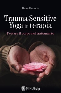 copertina di Trauma - Sensitive Yoga in terapia . Portare il corpo nel trattamento