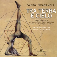 copertina di Tra terra e cielo - Risvegliare la colonna vertebrale con la pratica yoga