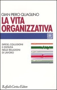 copertina di La vita organizzativa - Difese, collusioni e ostilita' nelle relazioni di lavoro