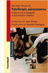 copertina di FotoTerapia psicocorporea - Il lavoro con le fotografie in psicoterapia corporea