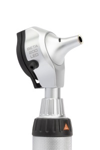 copertina di Otoscopio Heine BETA 200 a F.O. ( fibre ottiche ) e LED con manico a batterie