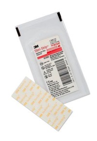 copertina di 3M Steri - Strip - Nastro per sutura cutanea rinforzato - 4 scatole da 50 bustine tg 50 bustine, ciascuna da 3 strisce 6 x 75 mm
